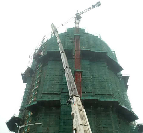 鹰潭市吊车在工地上作业